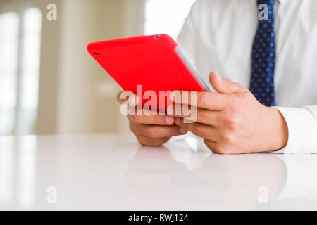 Close up of middle age business man using tablet Banque D'Images