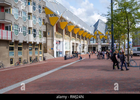 Belles maisons cube jaune caractéristique dans le centre de Rotterdam, Pays-Bas Banque D'Images