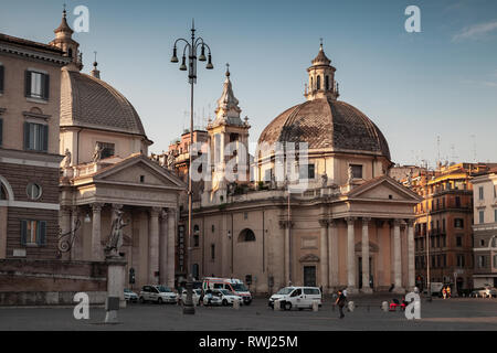 Rome, Italie - 9 août 2015 : Street view avec les gens ordinaires près de églises de Santa Maria in Montesanto et Santa Maria dei Miracoli. Piazza de Banque D'Images