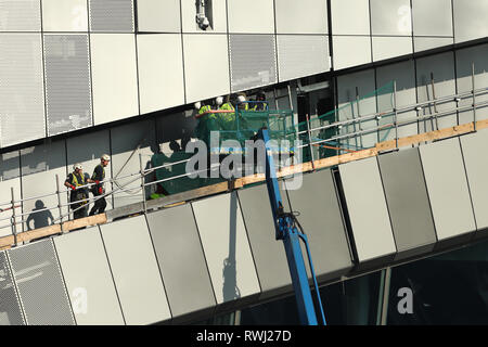 Des ouvriers s'appliquent aux derniers détails de le nouveau stade - Tottenham Hotspur nouveau stade de développement, White Hart Lane, London - 27 Février 2019 Banque D'Images