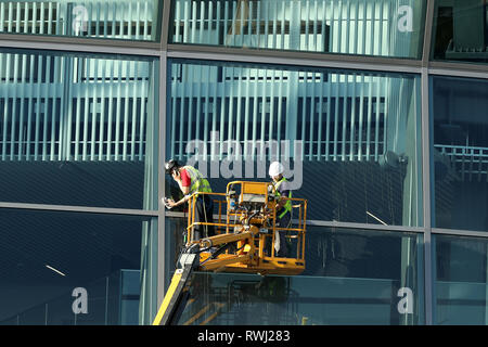 Nettoyage des ouvriers le nouveau stade windows - Tottenham Hotspur nouveau stade de développement, White Hart Lane, London - 27 Février 2019 Banque D'Images