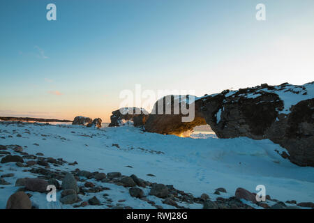 Coucher du soleil à travers les arches en pierre de chaux, formation rocheuse, l'Arches Provincial Park, péninsule Great Northern, à Terre-Neuve et Labrador Banque D'Images