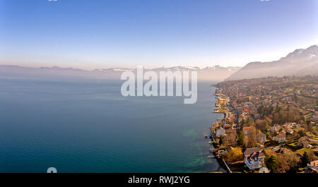 Des coups au-dessus du drone étonnant côté lac français ville d'Evian les Bains en France. La ville est célèbre pour ses thermes et son eau minérale. Banque D'Images