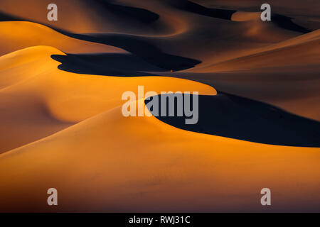 Coucher de soleil sur les Dunes d'Ibex dans Death Valley, CA Banque D'Images