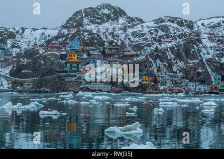 En regardant les narines du port de St. John's pendant l'hiver, le village de pêcheurs pittoresque connu sous le nom de Battery en arrière-plan. St. John's (Terre-Neuve-et-Labrador) Banque D'Images