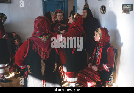 Femme se réunissent à la maison de la mariée-à-être avant un simulacre de cérémonie de mariage traditionnel au cours de la nouvelle année carnaval, Dhrama, la Grèce du Nord. Banque D'Images