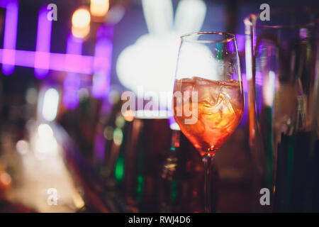 Le froid et l'été rafraîchissant cocktail. Boissons et concept d'hospitalité. Vertical image avec focus sélectif. Verre de cocktail dans l'avant, d'autres bouteille Banque D'Images