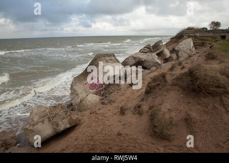 Ancien fort de tomber dans la mer Baltique à partir de l'ancienne base militaire soviétique, Liepaja Karosta, Lettonie Banque D'Images