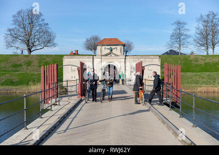 Les gens sur le pont qui mène à travers les douves à la porte du roi à la Citadelle (Kastellet) à Copenhague, Danemark Banque D'Images