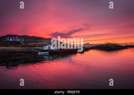 À la recherche sur le coucher du soleil sur les rives du Change Islands durant la marée basse, Terre-Neuve et Labrador Banque D'Images