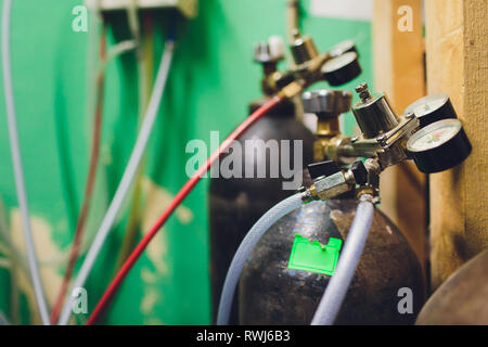 Une bouteille de gaz de soudage avec deux manomètres Banque D'Images