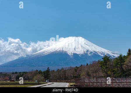 Close up la neige a couvert le Mont Fuji ( Mt. Fuji ) le monde du patrimoine, en bleu sur fond de ciel printemps journée ensoleillée. Cinq Fuji Lake region, Minamitsur Banque D'Images