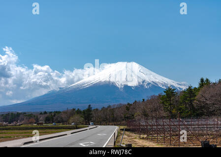 Close up la neige a couvert le Mont Fuji ( Mt. Fuji ) le monde du patrimoine, en bleu sur fond de ciel printemps journée ensoleillée. Cinq Fuji Lake region, Minamitsur Banque D'Images