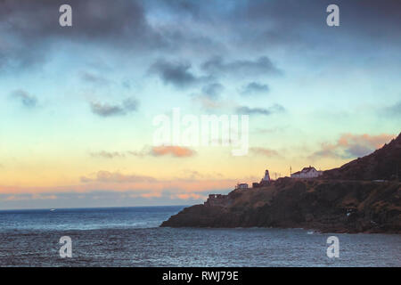 Lever du soleil à la recherche à travers le passage du port de St John's, Terre-Neuve et Labrador Banque D'Images