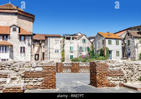 Bâtiments anciens dans les rues de Split en Croatie. Banque D'Images