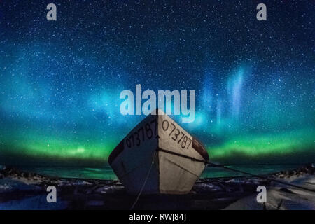 Ciel nocturne avec le Auroara Borealis dans Sally's Cove, le parc national du Gros-Morne, à Terre-Neuve et Labrador Banque D'Images