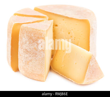 Morceaux de fromage naturel isolé sur fond blanc. Banque D'Images