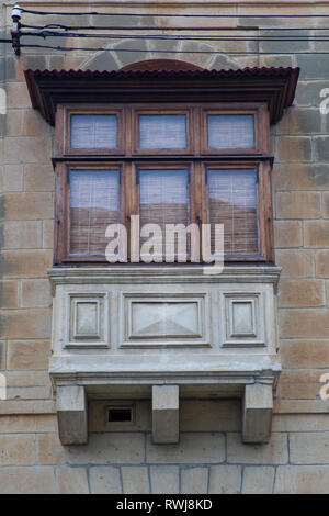 Fenêtre balcon traditionnel sur un bâtiment à partir de Malte Banque D'Images