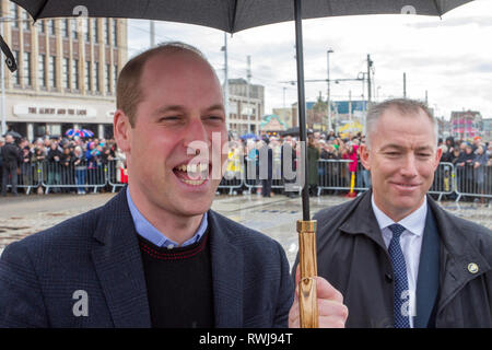 Blackpool, Lancashire, Royaume-Uni. 6 mars. 2019. Le duc et la duchesse de Cambridge - William et Kate - visiter Blackpool pour en savoir plus sur la manière dont le complexe est problèmes sociaux et des problèmes de santé mentale auxquels font face les personnes en Grande-Bretagne aujourd'hui. Le couple a salué la foule rassemblée sur le tapis de comédie à la suite d'une visite à la tour près d'attractions touristiques. Indicateur/AlamyLiveNews Crédit : Banque D'Images