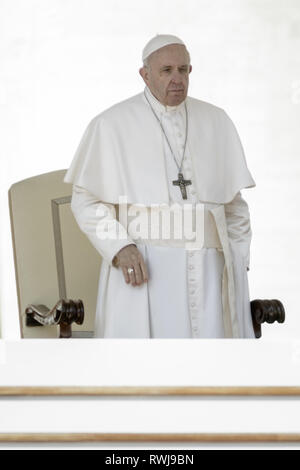 Cité du Vatican, Cité du Vatican, Vatican. Mar 6, 2019. Pape Francis vu assister à l'audience générale hebdomadaire à la place Saint Pierre.L'Audience générale a lieu tous les mercredi, quand le Pape est dans la Cité du Vatican à la place Saint Pierre, qui peut accueillir environ 80 000 personnes. Au cours de l'Audience générale, également appelé l'Audience Papale, le Saint Père s'adresse à la foule dans différentes langues. Credit : Giuseppe Ciccia SOPA/Images/ZUMA/Alamy Fil Live News Banque D'Images