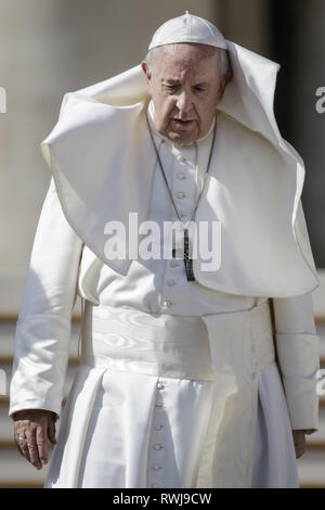 Cité du Vatican, Cité du Vatican, Vatican. Mar 6, 2019. Pape Francis vu partant après l'audience générale hebdomadaire à la place Saint Pierre.L'Audience générale a lieu tous les mercredi, quand le Pape est dans la Cité du Vatican à la place Saint Pierre, qui peut accueillir environ 80 000 personnes. Au cours de l'Audience générale, également appelé l'Audience Papale, le Saint Père s'adresse à la foule dans différentes langues. Credit : Giuseppe Ciccia SOPA/Images/ZUMA/Alamy Fil Live News Banque D'Images