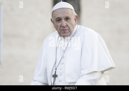 Cité du Vatican, Cité du Vatican, Vatican. Mar 6, 2019. Pape Francis sourit comme il arrive à diriger l'audience générale hebdomadaire à la place Saint Pierre.L'Audience générale a lieu tous les mercredi, quand le Pape est dans la Cité du Vatican à la place Saint Pierre, qui peut accueillir environ 80 000 personnes. Au cours de l'Audience générale, également appelé l'Audience Papale, le Saint Père s'adresse à la foule dans différentes langues. Credit : Giuseppe Ciccia SOPA/Images/ZUMA/Alamy Fil Live News Banque D'Images