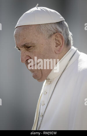 Cité du Vatican, Cité du Vatican, Vatican. Mar 6, 2019. Pape Francis vu arriver à diriger l'audience générale hebdomadaire à la place Saint Pierre.L'Audience générale a lieu tous les mercredi, quand le Pape est dans la Cité du Vatican à la place Saint Pierre, qui peut accueillir environ 80 000 personnes. Au cours de l'Audience générale, également appelé l'Audience Papale, le Saint Père s'adresse à la foule dans différentes langues. Credit : Giuseppe Ciccia SOPA/Images/ZUMA/Alamy Fil Live News Banque D'Images