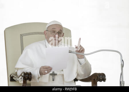 Cité du Vatican, Cité du Vatican, Vatican. Mar 6, 2019. Pape Francis vu la prestation de son homélie qu'il dirige l'audience générale hebdomadaire à la place Saint Pierre.L'Audience générale a lieu tous les mercredi, quand le Pape est dans la Cité du Vatican à la place Saint Pierre, qui peut accueillir environ 80 000 personnes. Au cours de l'Audience générale, également appelé l'Audience Papale, le Saint Père s'adresse à la foule dans différentes langues. Credit : Giuseppe Ciccia SOPA/Images/ZUMA/Alamy Fil Live News Banque D'Images