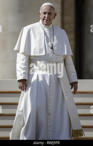 Cité du Vatican, Cité du Vatican, Vatican. Mar 6, 2019. Pape Francis sourit en partant après l'audience générale hebdomadaire à la place Saint Pierre.L'Audience générale a lieu tous les mercredi, quand le Pape est dans la Cité du Vatican à la place Saint Pierre, qui peut accueillir environ 80 000 personnes. Au cours de l'Audience générale, également appelé l'Audience Papale, le Saint Père s'adresse à la foule dans différentes langues. Credit : Giuseppe Ciccia SOPA/Images/ZUMA/Alamy Fil Live News Banque D'Images