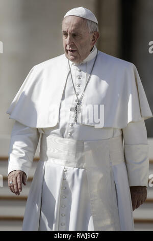 Cité du Vatican, Cité du Vatican, Vatican. Mar 6, 2019. Pape Francis vu partant après l'audience générale hebdomadaire à la place Saint Pierre.L'Audience générale a lieu tous les mercredi, quand le Pape est dans la Cité du Vatican à la place Saint Pierre, qui peut accueillir environ 80 000 personnes. Au cours de l'Audience générale, également appelé l'Audience Papale, le Saint Père s'adresse à la foule dans différentes langues. Credit : Giuseppe Ciccia SOPA/Images/ZUMA/Alamy Fil Live News Banque D'Images