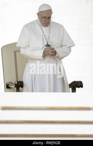 Cité du Vatican, Cité du Vatican, Vatican. Mar 6, 2019. Pape Francis vu prier au cours de l'audience générale hebdomadaire à la place Saint Pierre.L'Audience générale a lieu tous les mercredi, quand le Pape est dans la Cité du Vatican à la place Saint Pierre, qui peut accueillir environ 80 000 personnes. Au cours de l'Audience générale, également appelé l'Audience Papale, le Saint Père s'adresse à la foule dans différentes langues. Credit : Giuseppe Ciccia SOPA/Images/ZUMA/Alamy Fil Live News Banque D'Images