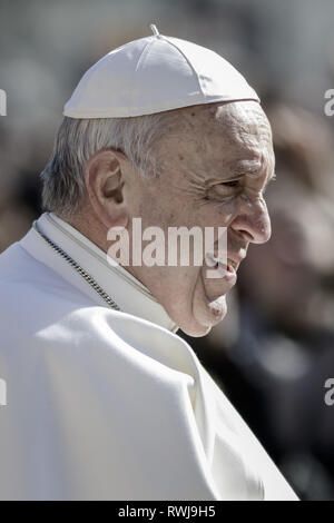 Cité du Vatican, Cité du Vatican, Vatican. Mar 6, 2019. Pape Francis vu arriver à diriger l'audience générale hebdomadaire à la place Saint Pierre.L'Audience générale a lieu tous les mercredi, quand le Pape est dans la Cité du Vatican à la place Saint Pierre, qui peut accueillir environ 80 000 personnes. Au cours de l'Audience générale, également appelé l'Audience Papale, le Saint Père s'adresse à la foule dans différentes langues. Credit : Giuseppe Ciccia SOPA/Images/ZUMA/Alamy Fil Live News Banque D'Images