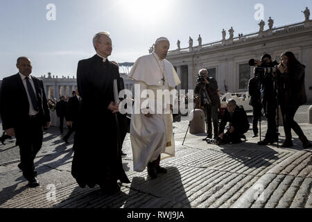 Cité du Vatican, Cité du Vatican, Vatican. Mar 6, 2019. Pape Francis vu arriver à diriger l'audience générale hebdomadaire à la place Saint Pierre.L'Audience générale a lieu tous les mercredi, quand le Pape est dans la Cité du Vatican à la place Saint Pierre, qui peut accueillir environ 80 000 personnes. Au cours de l'Audience générale, également appelé l'Audience Papale, le Saint Père s'adresse à la foule dans différentes langues. Credit : Giuseppe Ciccia SOPA/Images/ZUMA/Alamy Fil Live News Banque D'Images