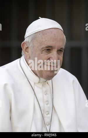 Cité du Vatican, Cité du Vatican, Vatican. Mar 6, 2019. Pape Francis sourit en partant après l'audience générale hebdomadaire à la place Saint Pierre.L'Audience générale a lieu tous les mercredi, quand le Pape est dans la Cité du Vatican à la place Saint Pierre, qui peut accueillir environ 80 000 personnes. Au cours de l'Audience générale, également appelé l'Audience Papale, le Saint Père s'adresse à la foule dans différentes langues. Credit : Giuseppe Ciccia SOPA/Images/ZUMA/Alamy Fil Live News Banque D'Images