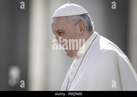 Cité du Vatican, Cité du Vatican, Vatican. Mar 6, 2019. Pape Francis sourit comme il arrive à diriger l'audience générale hebdomadaire à la place Saint Pierre.L'Audience générale a lieu tous les mercredi, quand le Pape est dans la Cité du Vatican à la place Saint Pierre, qui peut accueillir environ 80 000 personnes. Au cours de l'Audience générale, également appelé l'Audience Papale, le Saint Père s'adresse à la foule dans différentes langues. Credit : Giuseppe Ciccia SOPA/Images/ZUMA/Alamy Fil Live News Banque D'Images