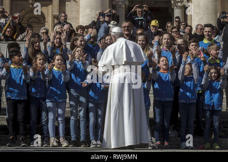 Cité du Vatican, Cité du Vatican, Vatican. Mar 6, 2019. Pape Francis vu les fidèles de vœux au cours de l'audience générale hebdomadaire à la place Saint Pierre.L'Audience générale a lieu tous les mercredi, quand le Pape est dans la Cité du Vatican à la place Saint Pierre, qui peut accueillir environ 80 000 personnes. Au cours de l'Audience générale, également appelé l'Audience Papale, le Saint Père s'adresse à la foule dans différentes langues. Credit : Giuseppe Ciccia SOPA/Images/ZUMA/Alamy Fil Live News Banque D'Images