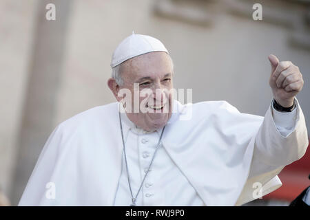 Pape Francis vu donnant son pouce levé comme il arrive à diriger l'audience générale hebdomadaire à la place Saint Pierre. L'Audience générale a lieu tous les mercredi, quand le Pape est dans la Cité du Vatican à la place Saint Pierre, qui peut accueillir environ 80 000 personnes. Au cours de l'Audience générale, également appelé l'Audience Papale, le Saint Père s'adresse à la foule dans différentes langues. Banque D'Images