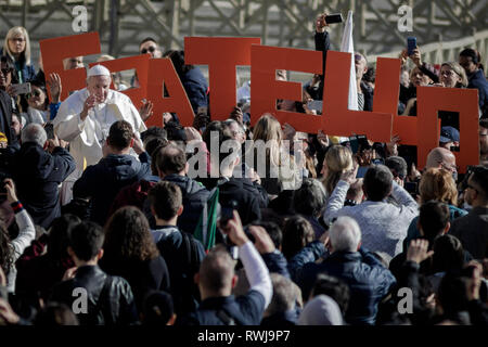 Pape Francis vu rouler sur le pape-mobile à travers la foule des fidèles comme il arrive à diriger l'audience générale hebdomadaire à la place Saint Pierre. L'Audience générale a lieu tous les mercredi, quand le Pape est dans la Cité du Vatican à la place Saint Pierre, qui peut accueillir environ 80 000 personnes. Au cours de l'Audience générale, également appelé l'Audience Papale, le Saint Père s'adresse à la foule dans différentes langues. Banque D'Images