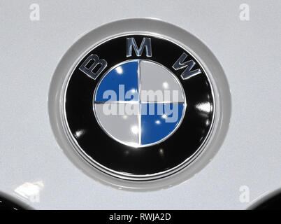 Geneve, Suisse. 08Th Mar, 2019. Un logo BMW, prises sur la deuxième journée de la presse. Le 89e Salon de Genève commence le 7 mars et dure jusqu'au 17 mars. Credit : Uli Deck/dpa/Alamy Live News Banque D'Images