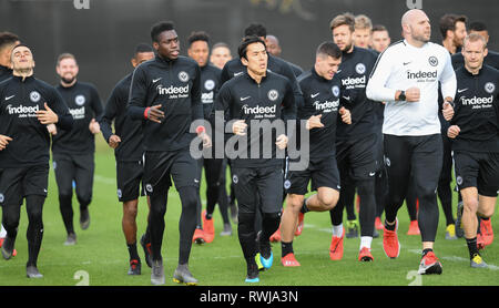 06 mars 2019, Hessen, Frankfurt/Main : Les joueurs d'Eintracht Francfort run dans au cours de la formation à la Commerzbank Arena. Eintracht Frankfurt rencontrera l'Inter Milan dans la première étape de la ronde de 16 de la Ligue Europa le 7 mars. Photo : Arne Dedert/dpa Banque D'Images