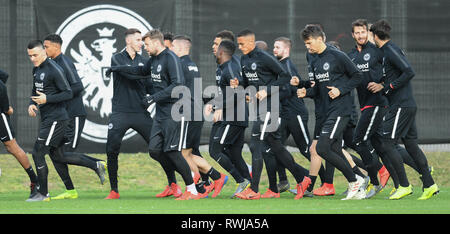 06 mars 2019, Hessen, Frankfurt/Main : Les joueurs d'Eintracht Francfort run dans au cours de la formation à la Commerzbank Arena. Eintracht Frankfurt rencontrera l'Inter Milan dans la première étape de la ronde de 16 de la Ligue Europa le 7 mars. Photo : Arne Dedert/dpa Banque D'Images