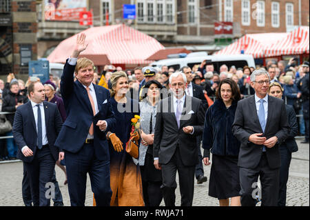 Brême, Allemagne. 08Th Mar, 2019. Willem-Alexander (2e de gauche), Roi des Pays-Bas, et maxima (3e à partir de la droite), Reine des Pays-Bas, venir à la place du marché au cours de leur visite à Brême accompagné par Carsten Sieling (r, SPD), maire de Brême, et son épouse Alexia (2e à partir de la droite). Credit : Mohssen Assanimoghaddam/dpa/Alamy Live News Banque D'Images