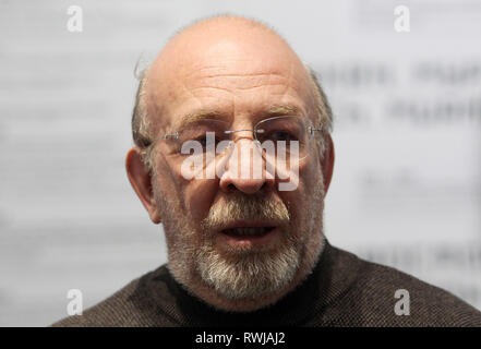 Kiev, Kiev, Ukraine. Mar 6, 2019. Le propriétaire de la peinture de l'auto-portrait par l'artiste russe Kazimir Malevitch, historienne de l'Eduard Dymshits vu au cours de l'ouverture de l'exposition ''Avant-gardiste.à la recherche de la quatrième dimension'' au M17 Centre d'art moderne de Kiev, Ukraine. Pour la première fois en Ukraine a présenté un autoportrait inédites par l'artiste russe Kazimir Malevich, laquelle il peint 11 mois avant sa mort, selon les organisateurs. «Maintenant je suis comme Marx dans une tombe. Quand je sors, les enfants crier Karl Marx, '' signé Malevitch sur un auto-portrait, Banque D'Images