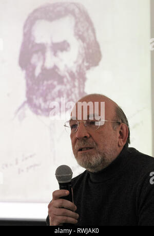 Kiev, Kiev, Ukraine. Mar 6, 2019. Le propriétaire de la peinture de l'auto-portrait par l'artiste russe Kazimir Malevitch, historienne de l'Eduard Dymshits vu au cours de l'ouverture de l'exposition ''Avant-gardiste.à la recherche de la quatrième dimension'' au M17 Centre d'art moderne de Kiev, Ukraine. Pour la première fois en Ukraine a présenté un autoportrait inédites par l'artiste russe Kazimir Malevich, laquelle il peint 11 mois avant sa mort, selon les organisateurs. «Maintenant je suis comme Marx dans une tombe. Quand je sors, les enfants crier Karl Marx, '' signé Malevitch sur un auto-portrait, Banque D'Images