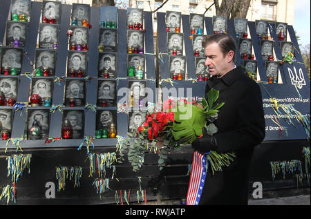 Kiev, Ukraine. Mar 6, 2019. Sous-secrétaire d'État aux affaires politiques DAVID HALE jette des fleurs à la mémoire des militants de Maidan surnommé le "héros de l'Armée Céleste Cents', qui ont été tués sur la place Maidan au cours de manifestations anti-gouvernementales en 2014, près de la place de l'Indépendance à Kiev, Ukraine. Le Secrétaire David Hale sur visite en Ukraine du 5 au 7 mars pour rencontrer des hauts fonctionnaires et dirigeants politiques ukrainiens à réaffirmer le soutien des États-Unis pour la souveraineté de l'Ukraine et de l'intégrité territoriale et de condamner l'agression continue de la Russie en Ukraine, y compris le 25 novembre, l'attaque de Kertch U Banque D'Images
