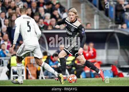 Madrid, Espagne. 08Th Mar, 2019. MADRID, 05-03-2019, le stade Bernabeu, la saison 2018/2019 de la Ligue des Champions, 1/8 de tour deuxième jambe. Ajax player Kasper Dolberg (R) et joueur du Real Madrid Raphaël Varane pendant le match real madrid - Ajax (1-4). Credit : Pro Shots/Alamy Live News Banque D'Images