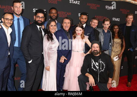 Los Angeles, CA, USA. 5e Mar, 2019. LOS ANGELES - Oct 5 : American Gods Cast, Omid Abtahi, Pablo Schreiber, Sakina Jaffrey, Mousa Kraish, Ian McShane, Demore Barnes, Emily Browning, Ricky Whittle, Peter Stormare, Crispin Glover, Bruce Langley, Yetide Badak à la ''American Gods'' Saison 2 première au théâtre à l'hôtel Ace le 5 mars 2019 à Los Angeles, CA : Crédit Kay Blake/ZUMA/Alamy Fil Live News Banque D'Images