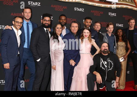 Los Angeles, CA, USA. 5e Mar, 2019. LOS ANGELES - Oct 5 : American Gods Cast, Omid Abtahi, Pablo Schreiber, Sakina Jaffrey, Mousa Kraish, Ian McShane, Demore Barnes, Emily Browning, Ricky Whittle, Peter Stormare, Crispin Glover, Bruce Langley, Yetide Badak à la ''American Gods'' Saison 2 première au théâtre à l'hôtel Ace le 5 mars 2019 à Los Angeles, CA : Crédit Kay Blake/ZUMA/Alamy Fil Live News Banque D'Images