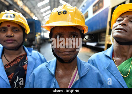 Guwahati, Assam, Inde. Le 6 mars 2019. La Journée internationale de la femme. Les travailleuses de la frontière nord-est de la gare de chemin de fer à Guwahati Guwahati en Assam, le 6 mars 2019, Journée internationale de la femme est célébrée le 8 mars et commémore chaque année le mouvement pour les droits des femmes. Crédit : David Talukdar/Alamy Live News Banque D'Images