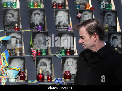 Kiev, Ukraine. Mar 6, 2019. Sous-secrétaire d'État aux affaires politiques DAVID HALE visite le mémorial pour les militants de Maidan surnommé le "héros de l'Armée Céleste Cents', qui ont été tués sur la place Maidan au cours de manifestations anti-gouvernementales en 2014, près de la place de l'Indépendance à Kiev. Hale l'Ukraine sur visites 5-7 mars pour rencontrer des hauts fonctionnaires et dirigeants politiques ukrainiens à réaffirmer le soutien des États-Unis pour la souveraineté de l'Ukraine et de l'intégrité territoriale. Crédit : Serg Glovny/ZUMA/Alamy Fil Live News Banque D'Images